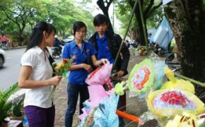 Sinh viên háo hức bán hoa hồng mừng ngày 20/10