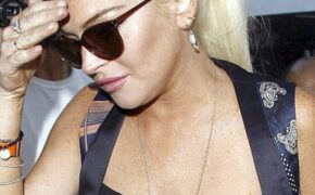 Lindsay Lohan mặc áo nhìn xuyên thấu