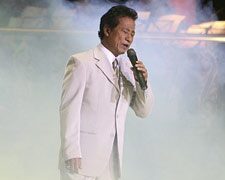 Chế Linh vẫn lôi cuốn khán giả với những bản tình xưa cũ