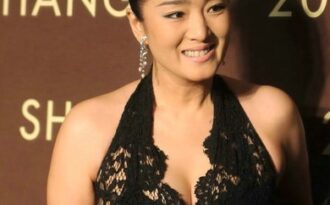 Củng Lợi hững hờ váy ren