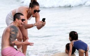 Jennifer Lopez vui chơi cùng bồ trẻ và hai con trên biển