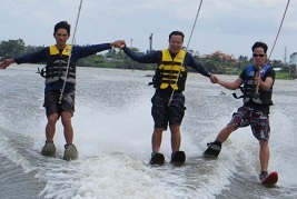 Mạo hiểm với trò lướt ván trên sông Sài Gòn