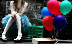 “Không có tiền thì… chia tay”