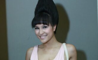 Siêu mẫu Phương Mai vấn “tóc lạ” dự show diễn thời trang tóc