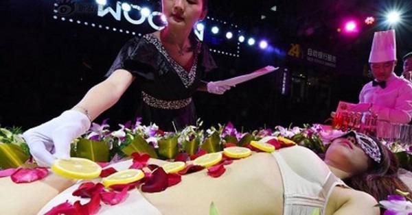 Mẫu nude bàn tiệc sushi kể về sự cố xấu hổ khi gặp khách ăn chay