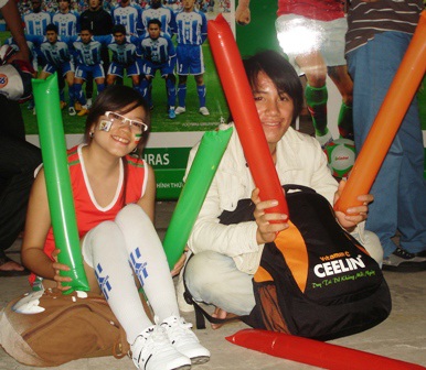 Khi phái đẹp cũng “quay cuồng” theo trái banh