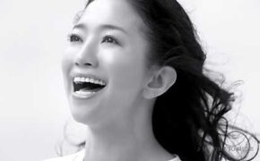 Ngôi sao nhạc Pop kết hôn với người kém 20 tuổi