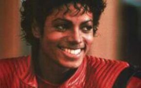 Chiếc jacket đỏ của Michael Jackson bán được 1,8 triệu USD