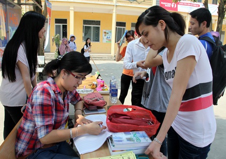 Bạn trẻ hào hứng chờ đợi ngày hội đổi đồ VNU