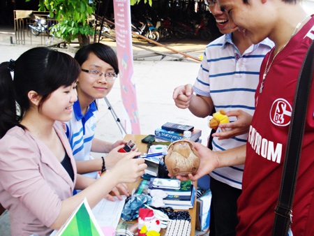 Bạn trẻ hào hứng chờ đợi ngày hội đổi đồ VNU