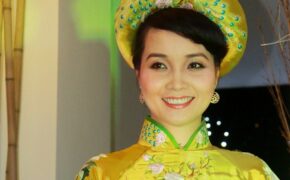 Mai Thu Huyền trình diễn áo dài hoàng hậu