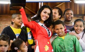 Hoàng My diện áo bà ba trong buổi trao quà từ thiện