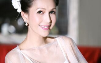 50 tuổi, Diễm My diện váy cô dâu vẫn quyến rũ