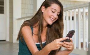 Văn hóa “mượn” điện thoại của teen