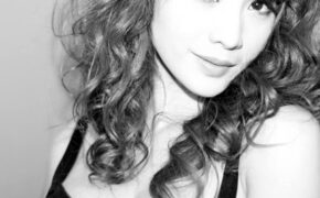 Siêu “vòng một” Liễu Nham: Ngây thơ và trong sáng