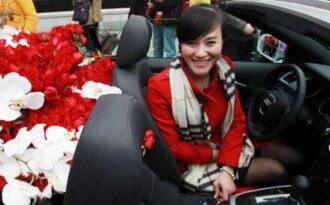 Lái siêu xe, tiểu thư treo biển tuyển người yêu làm CSGT