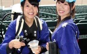 Những cô gái xinh đẹp đeo trên mình thùng bia nặng 17kg, bán dạo ở sân vận động