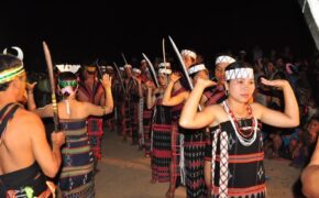 Sôi nổi lễ hội cồng chiêng Nam Giang