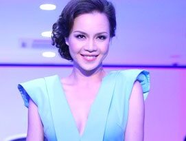 Á hậu Ngọc Oanh thu hút với đầm xanh lạ mắt