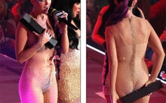 Katy Perry bị chỉ trích vì trang phục hớ hênh