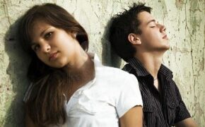 Khi con trai phớt lờ “tình địch”