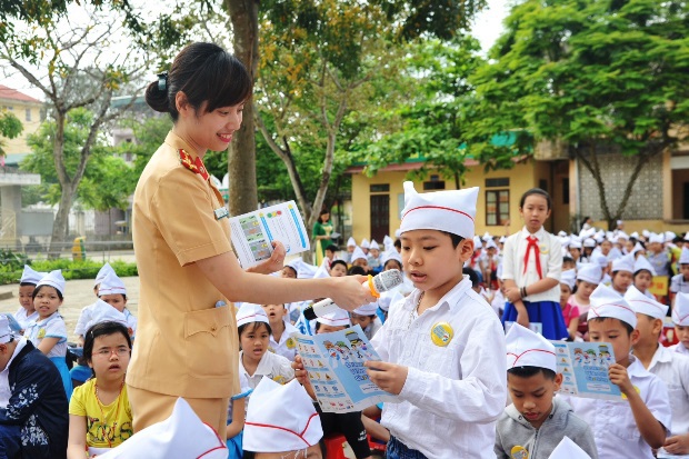 Các em học sinh hào hứng tham gia các hoạt động trong khuôn khổ chương trình “Doraemon với An Toàn Giao Thông” năm 2016