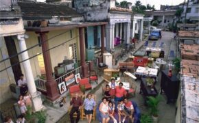 Muôn màu cuộc sống gia đình trên khắp thế giới thập niên 90