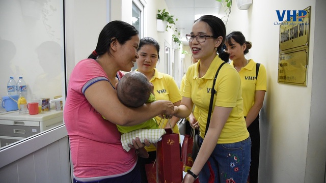 Những món quà tuy nhỏ nhưng đã mang đến niềm vui lớn cho các bé và cả gia đình