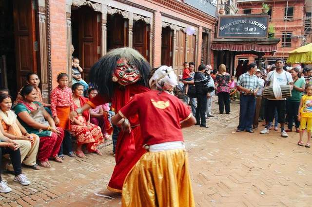 Theo đạo Hindu, bò được cho là có khả năng dẫn dắn linh hồn người chết qua thế giới bên kia. Ảnh: Frances Ellen/Flickr.