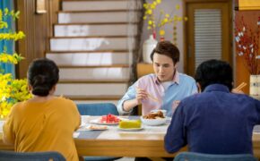 Vừa tuyên bố không ăn tết, Huỳnh Lập ngay lập tức gây tranh cãi khi bị bắt gặp ăn sập mặt