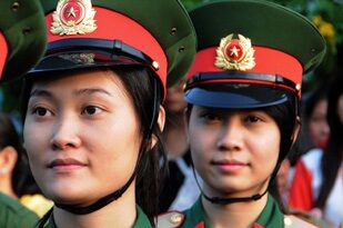 Con gái mặc áo lính