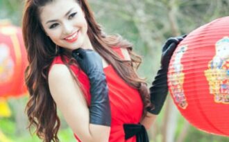 “Chân dài” 17 tuổi đỏ rực trong nắng xuân