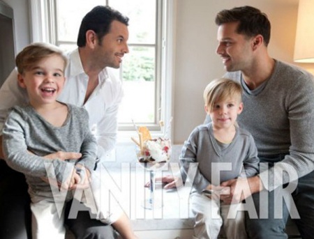 Ricky Martin hạnh phúc bên bạn trai và hai con