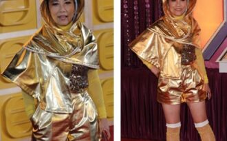 Ngôi sao 63 tuổi Uông Minh Thuyên diện áo mưa tới lễ trao giải