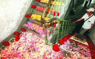 Dùng 999 bông hồng níu kéo tình yêu nhưng bất thành