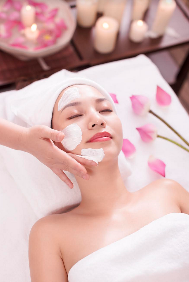  Tận hưởng không gian tĩnh lặng và sự chăm sóc tại spa giúp làn da tươi sáng mịn màng hơn. Nguồn: Menard Việt Nam 