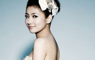 Nữ ca sĩ bị bỏng Selina bí mật trở lại phòng thu