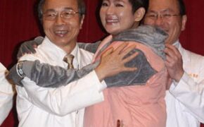 Ca sĩ bỏng Selina tiệc tùng cùng bạn bè