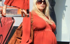 Jessica Simpson: Mang bầu bự vẫn đi giày cao gót