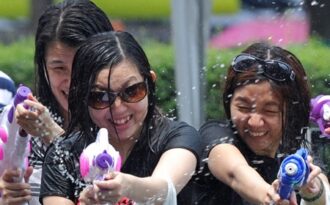 Bạn trẻ Đông Nam Á nhiệt tình “té nước” cầu may