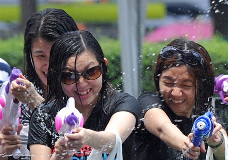 Bạn trẻ Đông Nam Á nhiệt tình “té nước” cầu may