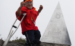 Chàng trai 90 cm chinh phục thành công Fansipan bằng nạng gỗ