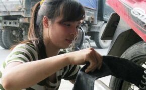 Cô gái 9X xinh đẹp làm nghề vá xe ven quốc lộ