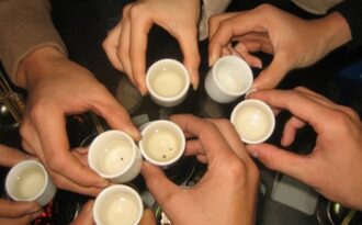 Chuốc rượu, văn hóa hay hủ tục?