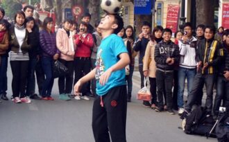 Sôi động tâng bóng nghệ thuật giữa phố hoa Hà Nội