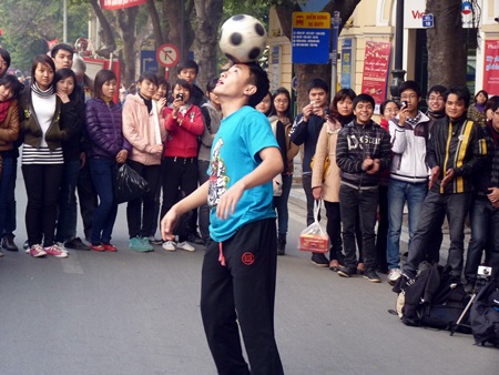 Sôi động tâng bóng nghệ thuật giữa phố hoa Hà Nội