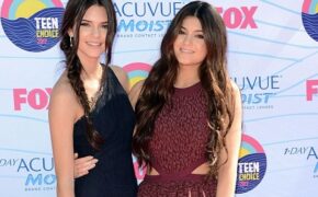 Hai em gái Kim “siêu vòng ba” nổi nhất tại Teen Choice Awards