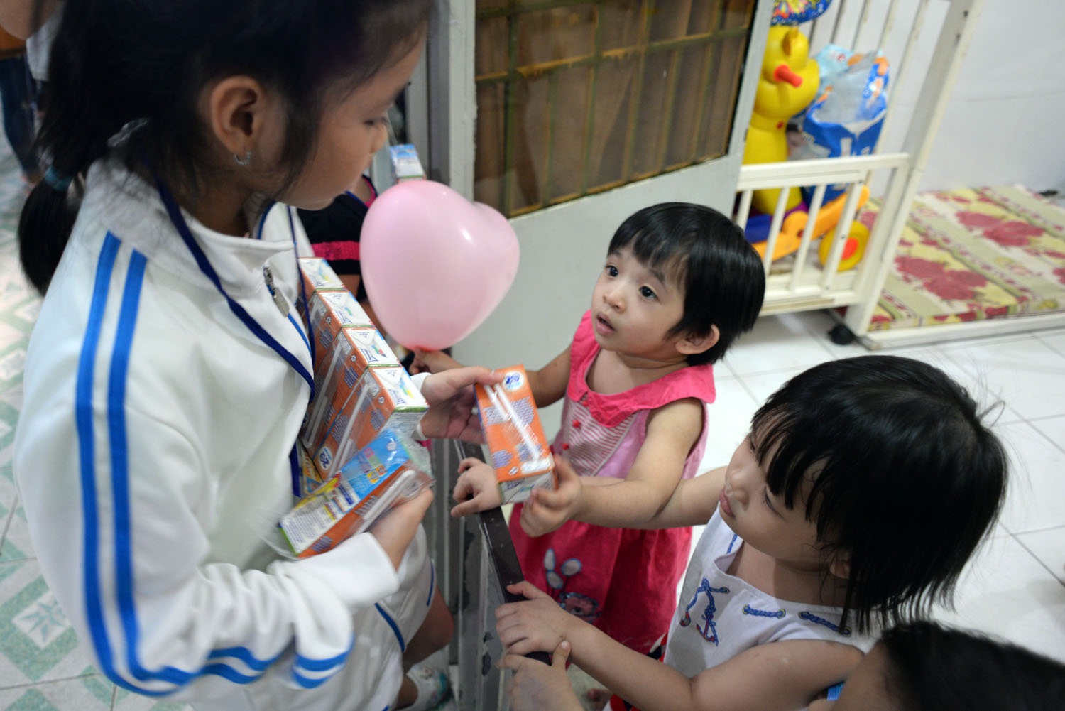 Trong ngày tết thiếu nhi, nhà chùa có tổ chức chương trình nhỏ để các em được đón vui cùng bao bạn bè