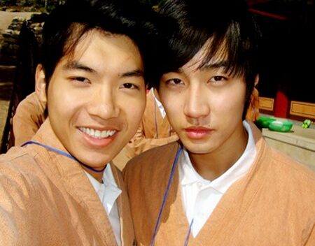 BTC cuộc thi Manhunt International đưa các thí sinh… lên chùa