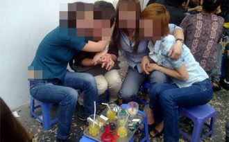 Nữ sinh đua nhau giả les cho hợp… “thời thượng”